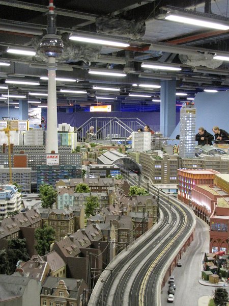 miniatur welten berlin.jpg - De bovenste verdieping is een oase van rust. Hier bij de miniatur welten heeft men Berlijn en omgeving nagebouwd.